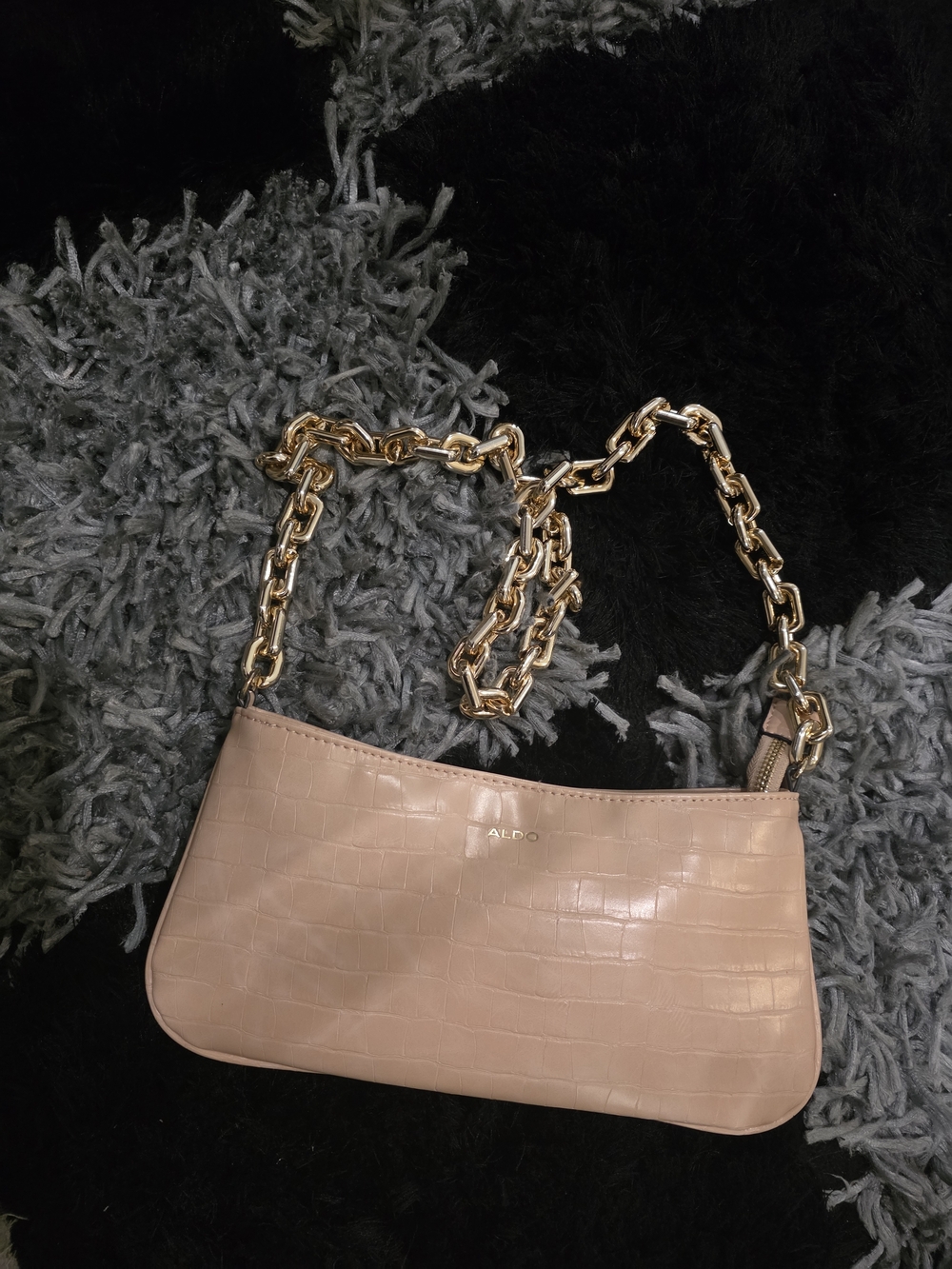 Aldo Chic Pebbled Shoulder Bag in Blush Pink with Gold Chain - Picture 4 of 7